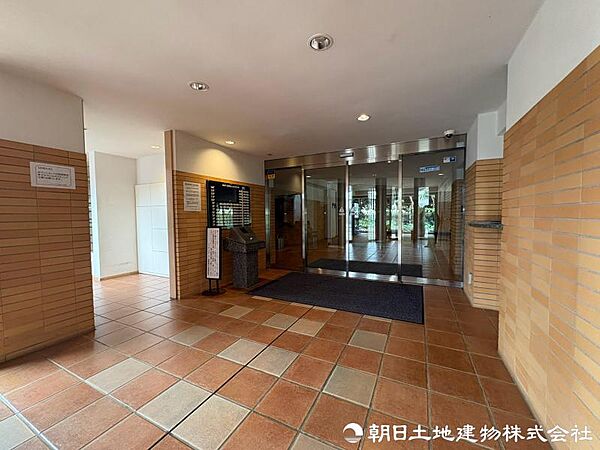 居住者や来訪者を穏やかに迎える、清潔感あふれるロビー空間。待ち合わせやひと休みにも使える、心地よく整えられた共用部です。待ち合わせに便利で心地よい共用空間です。