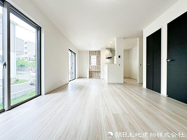 家族が自然と集まり、会話や寛ぎの時間を育むリビング。上質な開放感に包まれながら、日常のひとときを心地よく過ごせます。家族団らんの時間も豊かに育めるリビングです。