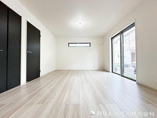 この住まいだからこそ味わえる特別な寛ぎを日常に。家族の笑顔が自然と集まり、毎日を大切に楽しめる心地よいリビングです。毎日の暮らしを特別に彩る心地よい住空間です。