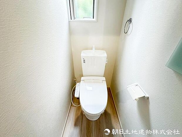 清潔感のある落ち着いたトイレ空間。毎日使う場所だからこそ、シンプルで使いやすく、心地よく過ごせるよう整えられています。清潔で快適な毎日をしっかり支える設備です。