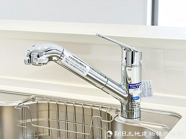 浄水器一体型水栓を採用し、飲み水やお料理にいつでもきれいな水を使用可能。切り替え操作も簡単で、家事に便利です。家族みんなで安心して使えます。