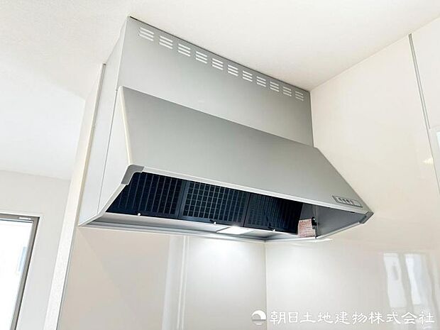 調理中に発生する煙やにおいをしっかり排出するレンジフードを装備。キッチンの空気を快適に保ち、お手入れにも配慮。室内へのにおい残りも抑えられます。