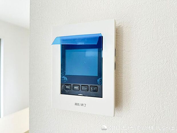 来訪者を室内モニターで確認できるインターホンを装備。天候や時間を問わず玄関を開ける前に応対でき、ご家族の安心を支えます。防犯対策にも役立ちます。