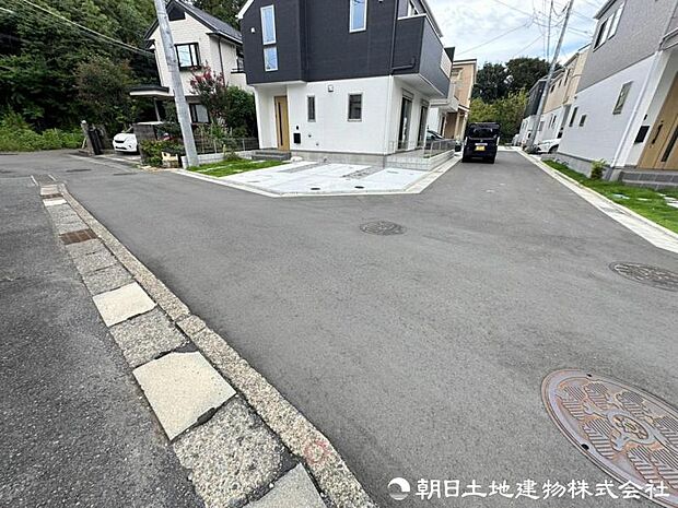 ゆとりある道幅を確保した前面道路で、車同士のすれ違いや駐車時の切り返しもスムーズ。毎日の運転や来客時にも安心できる住環境です。日々の運転や来客時にも安心ですね。