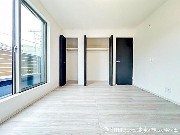 窓から差し込む光と爽やかな風が、室内に明るさと開放感を演出。寝室や子供部屋など、幅広い使い方ができる洋室です。暮らしに合わせて幅広い用途にも活用できる洋室です。