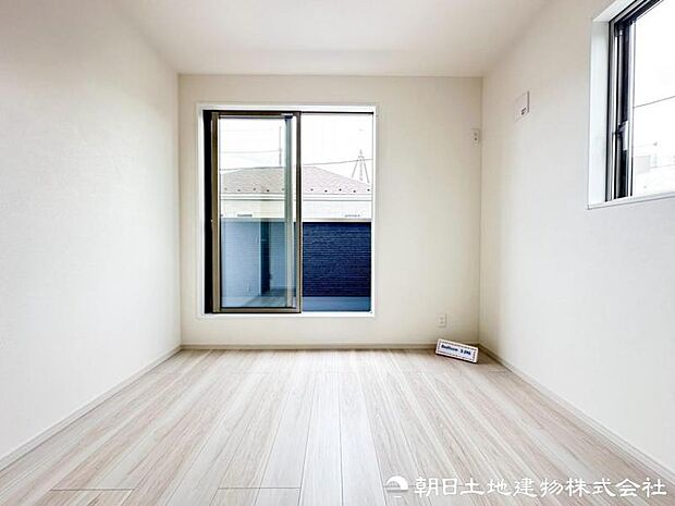 お子様の成長に合わせて机やベッドを自由に配置できる洋室。プライバシーを守りながら、自立心を育める子供部屋としても最適です。お子様の自立心を優しく育める洋室です。