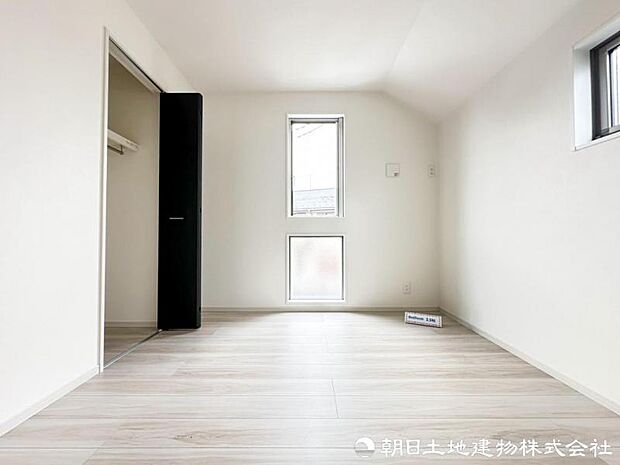 陽当りと風通しに恵まれた心地よい洋室。家族の会話も育みながら、プライベートな時間も大切にできる快適な住空間です。自分らしい時間もゆったりと心地よく楽しめますね。
