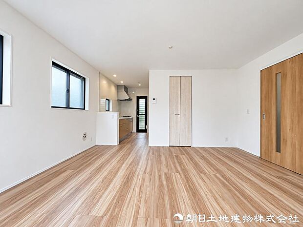 家族が自然と集まり、会話や寛ぎの時間を育むリビング。上質な開放感に包まれながら、日常のひとときを心地よく過ごせます。家族団らんの時間も豊かに育めるリビングです。