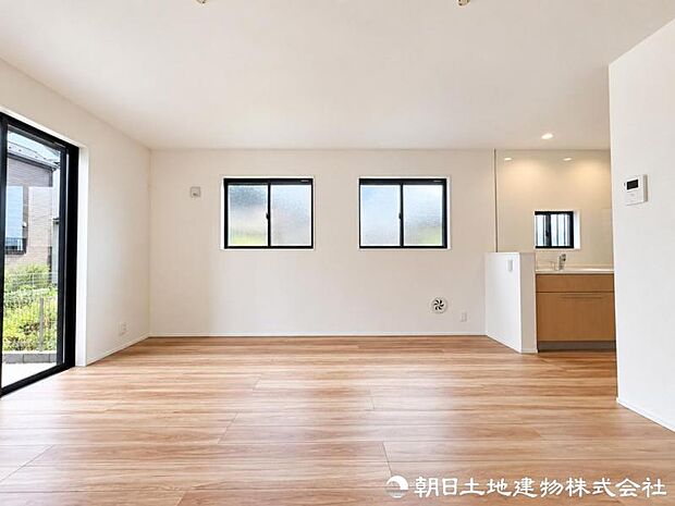 豊かな陽光と心地よい風を取り込むリビング。明るさと開放感に恵まれ、季節を問わず家族が快適に過ごせる住空間に仕上がっています。一年を通して家族が快適に過ごせます。