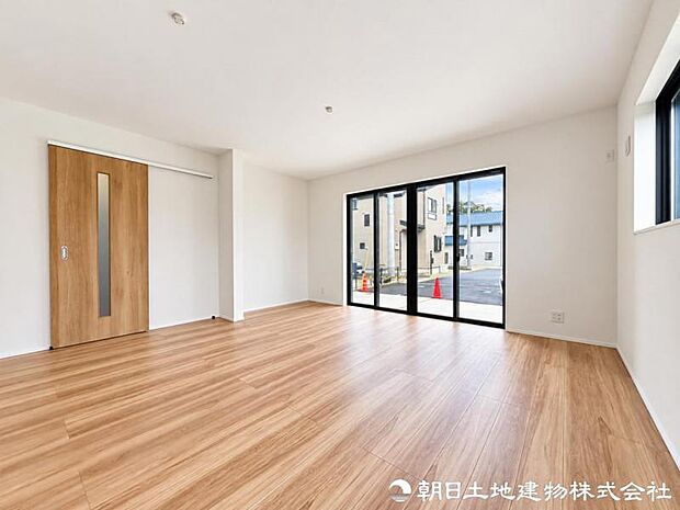 この住まいだからこそ味わえる特別な寛ぎを日常に。家族の笑顔が自然と集まり、毎日を大切に楽しめる心地よいリビングです。毎日の暮らしを特別に彩る心地よい住空間です。