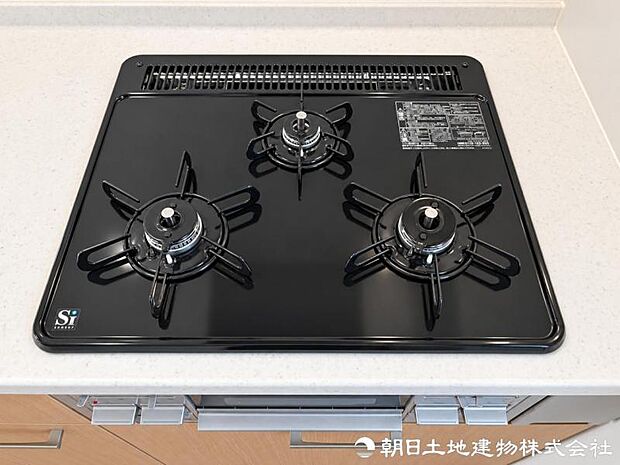 3口コンロを備え、焼く・煮る・茹でるを同時進行。複数の料理を効率よく作れるため、毎日の調理時間を短縮できます。忙しい日の調理を効率良く支えてくれます。