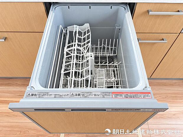 洗浄から乾燥までボタン一つで行える食器洗浄乾燥機を搭載。手洗いの負担を軽減し、食後の時間にゆとりが生まれます。日々の後片付けもスムーズに進められます。