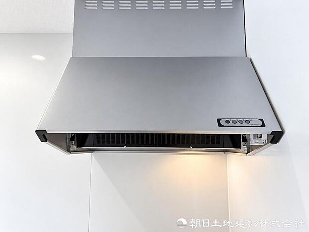 調理中に発生する煙やにおいをしっかり排出するレンジフードを装備。キッチンの空気を快適に保ち、お手入れにも配慮。室内へのにおい残りも抑えられます。