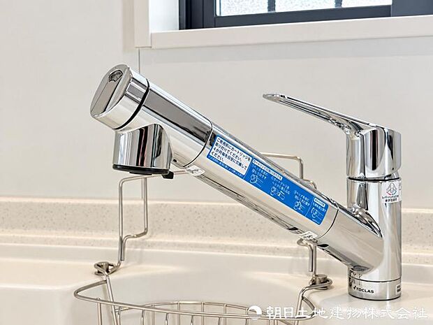浄水器一体型水栓を採用し、飲み水やお料理にいつでもきれいな水を使用可能。切り替え操作も簡単で、家事に便利です。家族みんなで安心して使えます。