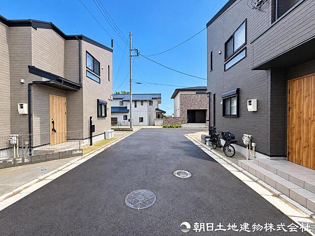 車通りが少なく落ち着いた前面道路。お車の出し入れもしやすく、運転が少し苦手な方や小さなお子様のいるご家庭にも安心感のある住環境です。駐車時の安心感も高まります。