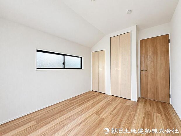 お子様の成長に合わせて机やベッドを自由に配置できる洋室。プライバシーを守りながら、自立心を育める子供部屋としても最適です。お子様の自立心を優しく育める洋室です。