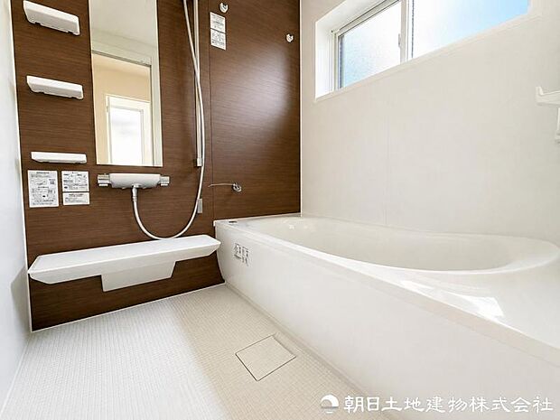 浴室暖房で冬場の寒暖差を和らげ、ヒートショック対策にも配慮。寒い季節も快適に入浴でき、家族の健康を優しく支えます。寒い季節の入浴にも家族に嬉しい安心の設備です。
