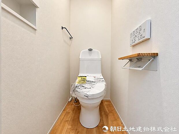 清潔感のある落ち着いたトイレ空間。毎日使う場所だからこそ、シンプルで使いやすく、心地よく過ごせるよう整えられています。清潔で快適な毎日をしっかり支える設備です。