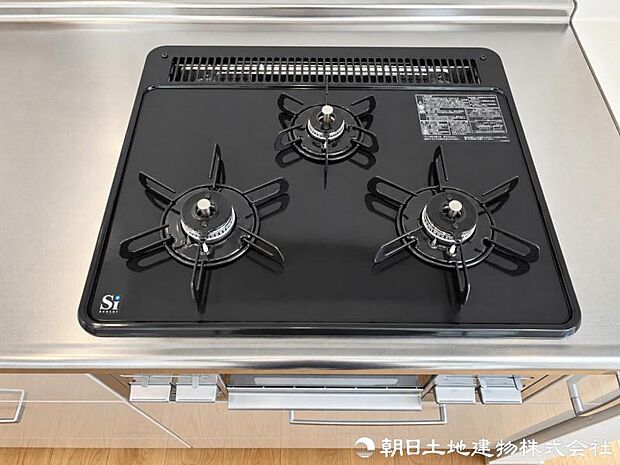 3口コンロを備え、焼く・煮る・茹でるを同時進行。複数の料理を効率よく作れるため、毎日の調理時間を短縮できます。忙しい日の調理を効率良く支えてくれます。