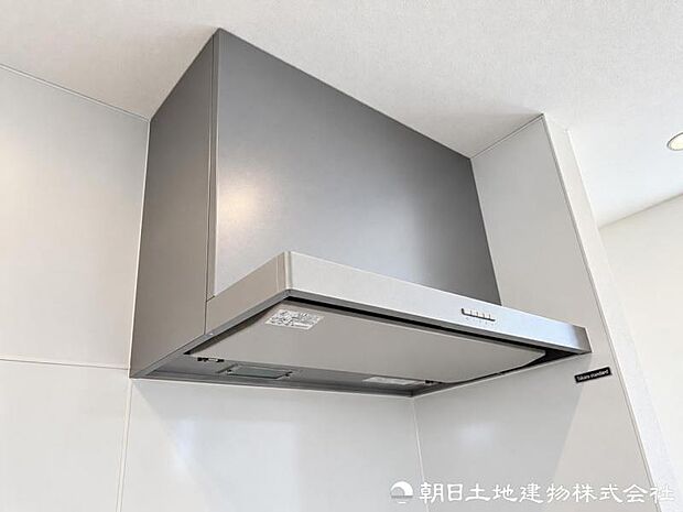 調理中に発生する煙やにおいをしっかり排出するレンジフードを装備。キッチンの空気を快適に保ち、お手入れにも配慮。室内へのにおい残りも抑えられます。