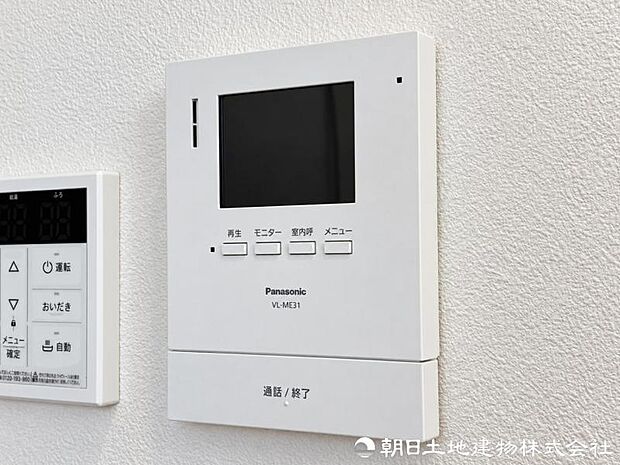 来訪者を室内モニターで確認できるインターホンを装備。天候や時間を問わず玄関を開ける前に応対でき、ご家族の安心を支えます。防犯対策にも役立ちます。