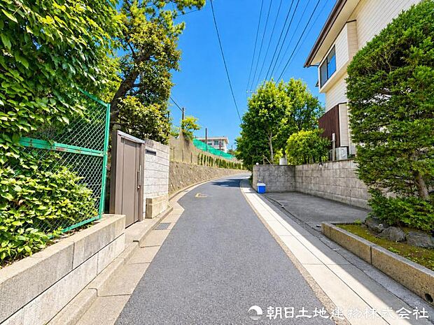車通りが少なく落ち着いた前面道路。お車の出し入れもしやすく、運転が少し苦手な方や小さなお子様のいるご家庭にも安心感のある住環境です。駐車時の安心感も高まります。