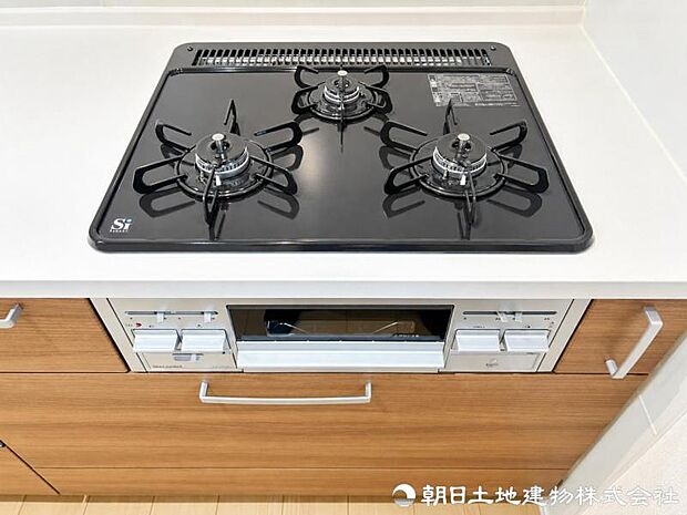 【コンロ】同時にたくさんの料理が調理できます。焼く・蒸す・煮るの工程を同時進行で進めることができるので、凝った料理もまとめて作ることができます。時短にもつながりますね。