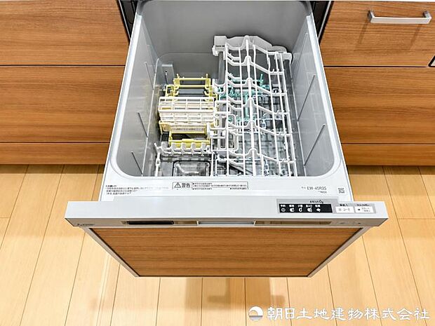 【食洗機】ボタン一つで洗浄から乾燥まで行える食洗機を搭載。家事負担を軽減し、暮らしにゆとりをもたらします。