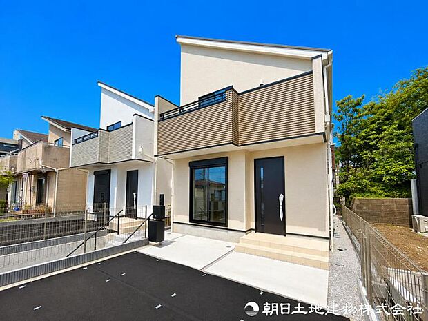 【外観写真】 陽光をたっぷりと取り込む設計思想。明るく開放的な住空間を外観からも感じられ、快適な暮らしを予感させてくれます。