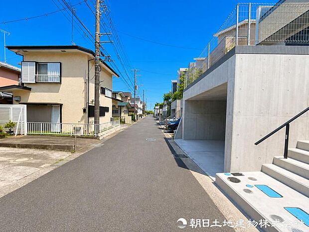 【前面道路】前面道路は車通りも少なく小さなお子様がいるご家庭でも安心です