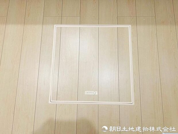 日用品や保存食、非常用品をすっきりとしまえる床下収納を設置。生活感を抑えながら、限られた空間を有効活用できます。備蓄品の保管場所としても重宝します。