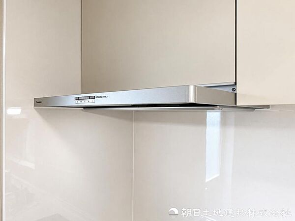 調理中に発生する煙やにおいをしっかり排出するレンジフードを装備。キッチンの空気を快適に保ち、お手入れにも配慮。室内へのにおい残りも抑えられます。
