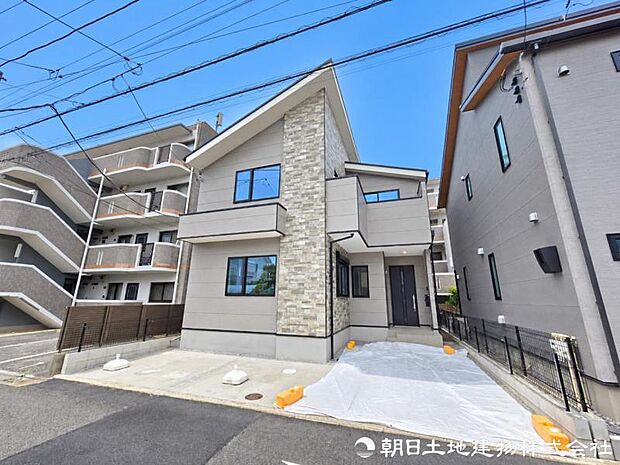爽やかな青空と陽光に映える美しい外観。住み心地とデザイン性を兼ね備えた住空間が、日々の暮らしに心地よい満足感を届けます。住まう喜びを毎日の暮らしで実感できます。