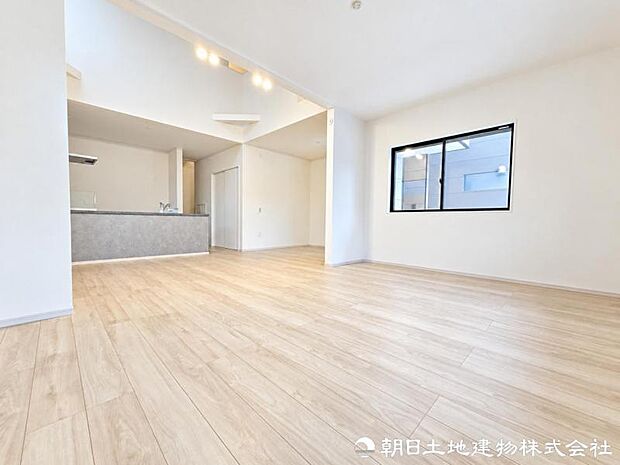 豊かな陽光と心地よい風を取り込むリビング。明るさと開放感に恵まれ、季節を問わず家族が快適に過ごせる住空間に仕上がっています。一年を通して家族が快適に過ごせます。