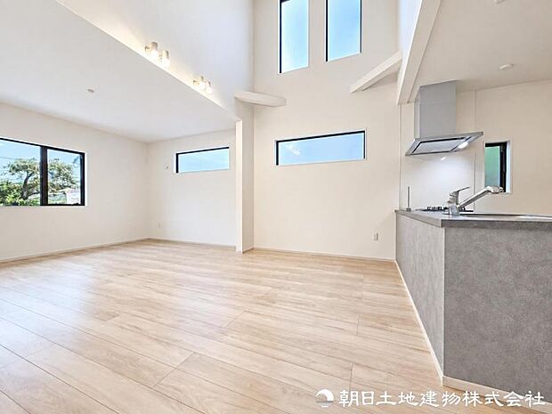 この住まいだからこそ味わえる特別な寛ぎを日常に。家族の笑顔が自然と集まり、毎日を大切に楽しめる心地よいリビングです。毎日の暮らしを特別に彩る心地よい住空間です。