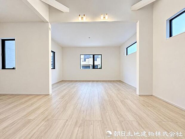 窓から爽やかな風と自然光を取り込める明るいリビング。こまめな換気もしやすく、家族が長時間快適に過ごせる空間です。一年を通して明るく快適に過ごせる広い住空間です。