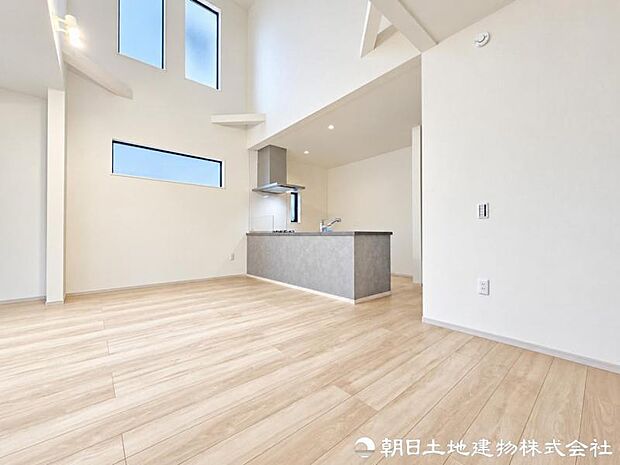 降り注ぐ陽光と照明がLDK全体を明るく演出。開放感あふれる空間で、家族団らんや来客時にも心地よく過ごせる住まいです。家族団らんや来客時にも快適に使える空間です。