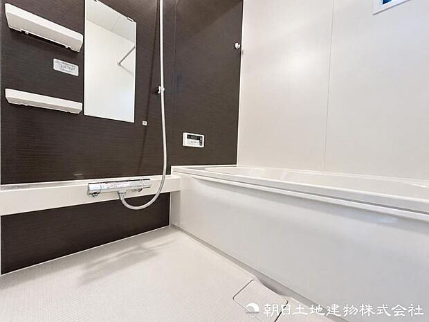 清潔感と機能性を兼ね備えたバスルーム。心地よい湯船にも浸かりながら、心と体をゆっくり解きほぐす寛ぎの時間を楽しめます。心身ともにゆっくり休める心地良い浴室です。