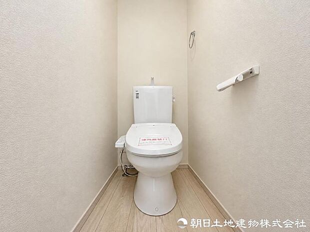 清潔感のある落ち着いたトイレ空間。毎日使う場所だからこそ、シンプルで使いやすく、心地よく過ごせるよう整えられています。清潔で快適な毎日をしっかり支える設備です。