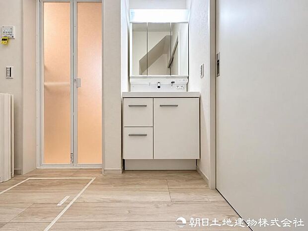 三面鏡付き洗面化粧台は、鏡裏収納に化粧品や洗面用品をすっきり整理可能。使いやすさと収納力を兼ね備えた清潔感ある空間です。忙しい朝の身支度も効率よく進められます。
