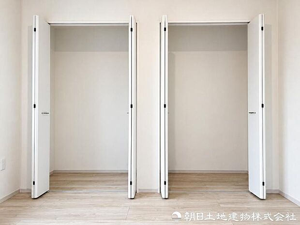 衣類はもちろん、季節物や思い出の品までたっぷり収まるクローゼット。居室をすっきり広く使える頼もしい収納です。収納上手ですっきりした暮らしが叶います。