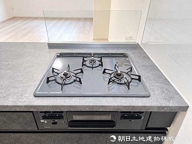 3口コンロを備え、焼く・煮る・茹でるを同時進行。複数の料理を効率よく作れるため、毎日の調理時間を短縮できます。忙しい日の調理を効率良く支えてくれます。