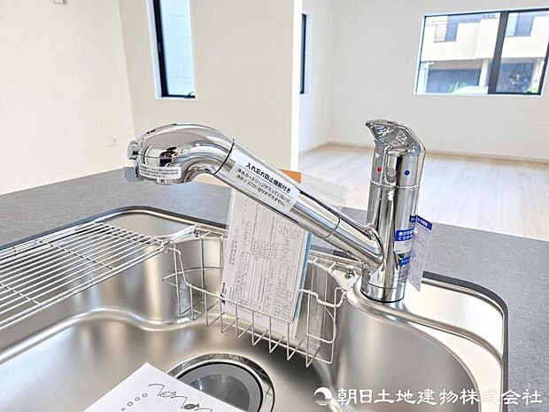 浄水器一体型水栓を採用し、飲み水やお料理にいつでもきれいな水を使用可能。切り替え操作も簡単で、家事に便利です。家族みんなで安心して使えます。