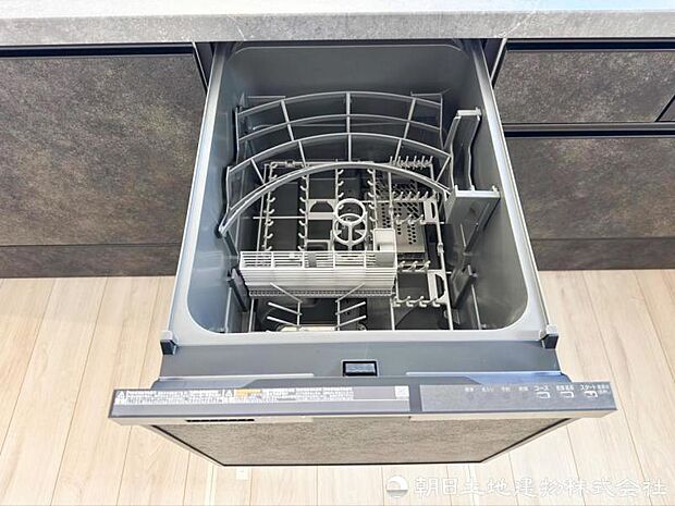 洗浄から乾燥までボタン一つで行える食器洗浄乾燥機を搭載。手洗いの負担を軽減し、食後の時間にゆとりが生まれます。日々の後片付けもスムーズに進められます。