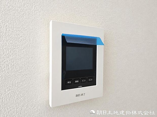 来訪者を室内モニターで確認できるインターホンを装備。天候や時間を問わず玄関を開ける前に応対でき、ご家族の安心を支えます。防犯対策にも役立ちます。