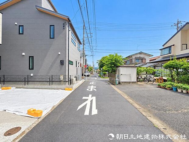 ゆとりある道幅を確保した前面道路で、車同士のすれ違いや駐車時の切り返しもスムーズ。毎日の運転や来客時にも安心できる住環境です。日々の運転や来客時にも安心ですね。