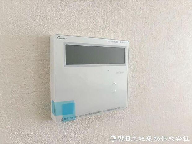 キッチンや浴室のリモコンから、ボタン一つでお湯張りや温度設定が可能。忙しい時間帯も入浴準備を進められます。家事の時短にもつながる便利な設備です。