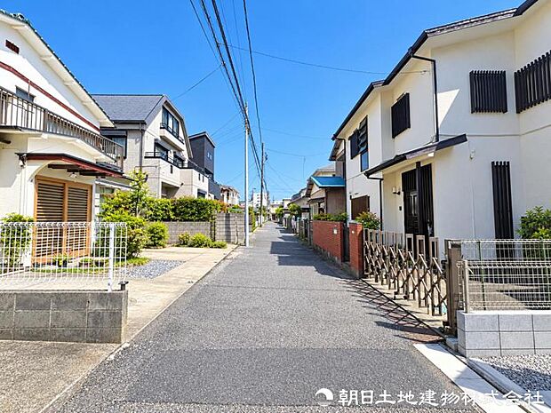 車通りが少なく落ち着いた前面道路。お車の出し入れもしやすく、運転が少し苦手な方や小さなお子様のいるご家庭にも安心感のある住環境です。駐車時の安心感も高まります。