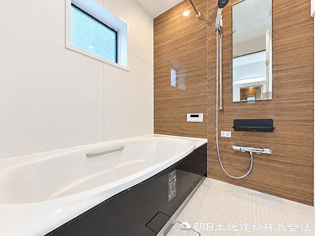 一日の疲れをゆったり癒やせる、広々としたバスルーム。足を伸ばして寛げる浴槽で、毎日の入浴時間が楽しみになる空間です。毎日の入浴が待ち遠しくなる心地よい空間です。