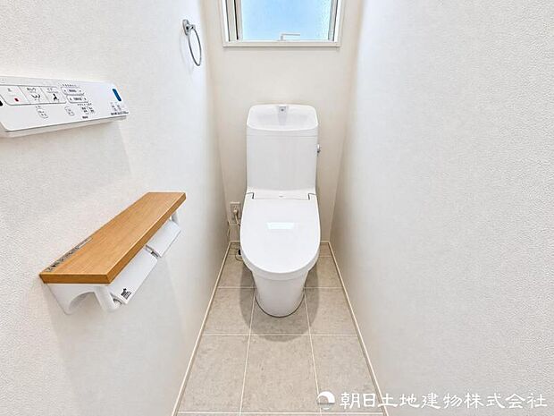 清潔感のある落ち着いたトイレ空間。毎日使う場所だからこそ、シンプルで使いやすく、心地よく過ごせるよう整えられています。清潔で快適な毎日をしっかり支える設備です。